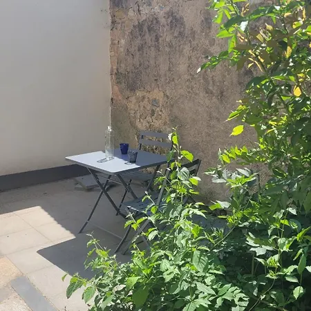 Au Pied De La Basilique De Nicolas De Port