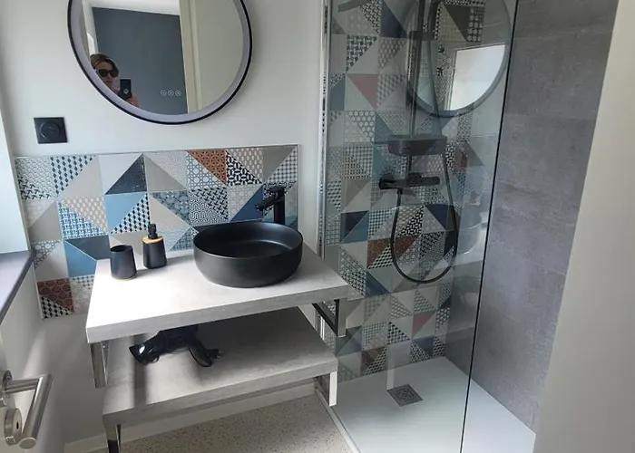 Au Pied De La Basilique De Nicolas De Port *