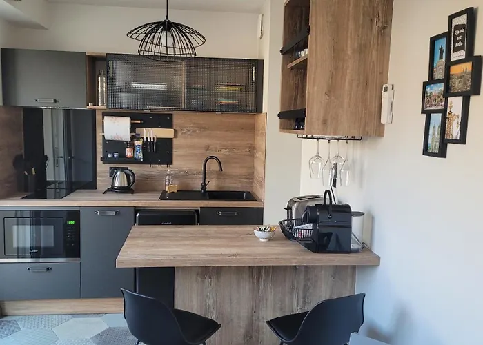 Au Pied De La Basilique De Nicolas De Port