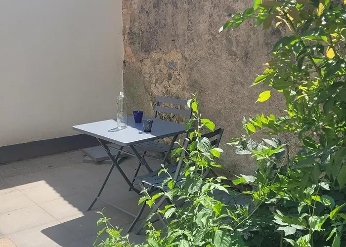 Au Pied De La Basilique De Nicolas De Port